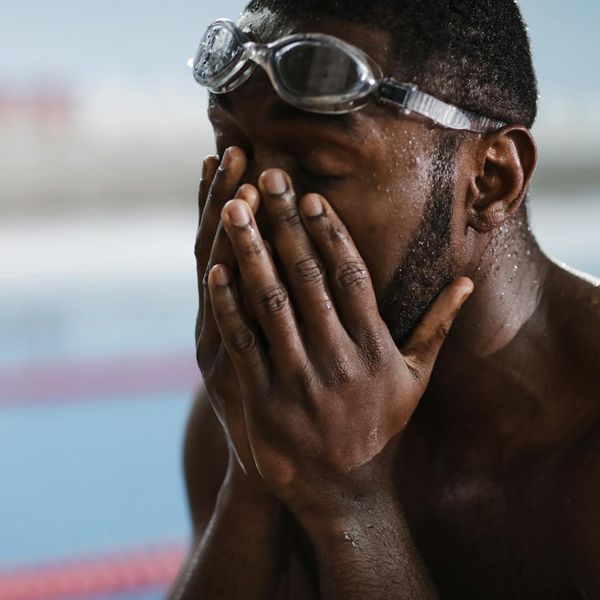 Focused man preparing for a weightlifting session, the atmosphere is calm and determined.